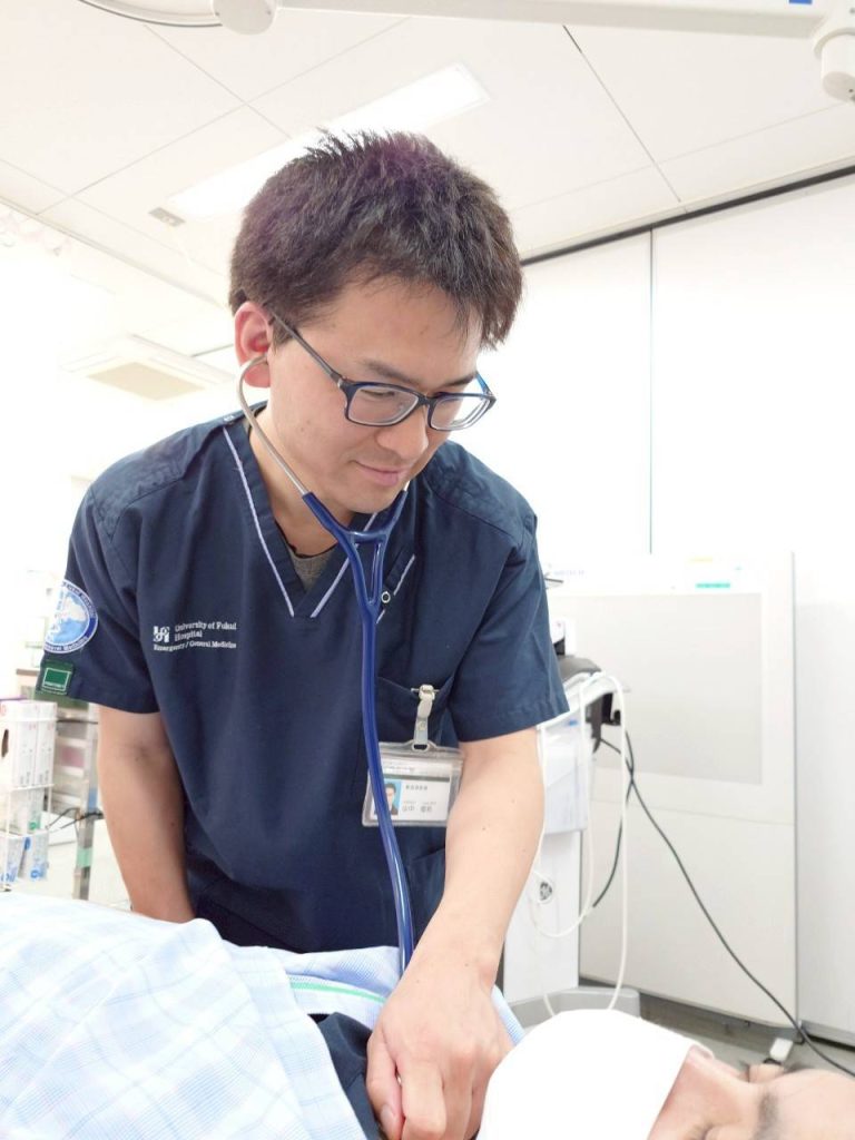 診察する山中しゅんすけ - 救急の現場で